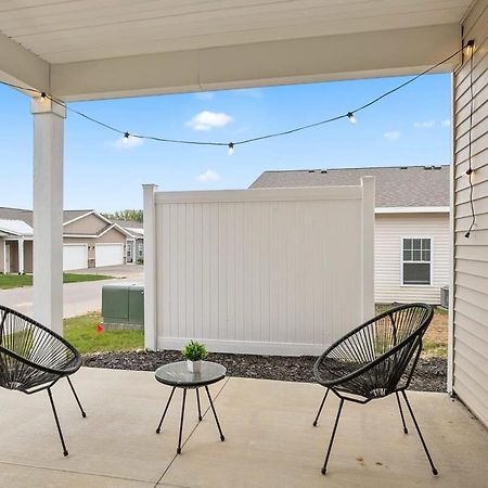 Modern 4Br 4Ba Two Unit Condo W Garage And Patio Wyoming Exterior photo